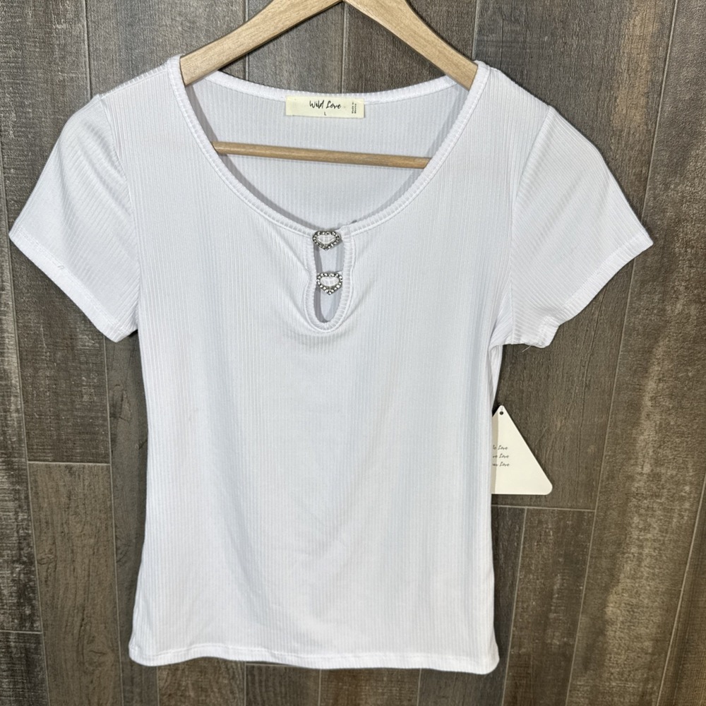 Wild Love Junior's Large White Ribbed Tee – Heart Buckle Keyhole Front‎